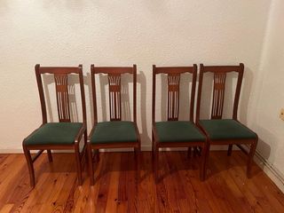 Mesa de madera con 4 sillas NEGOCIABLE