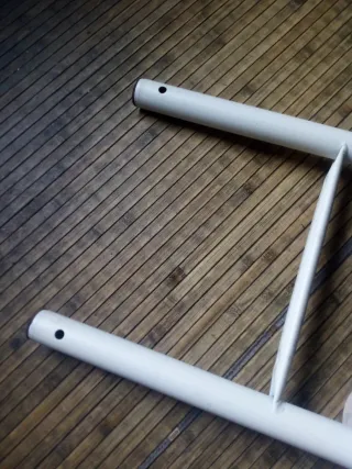 Escalerilla metálica blanca