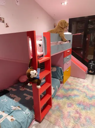 Cama alta infantil con tobogán