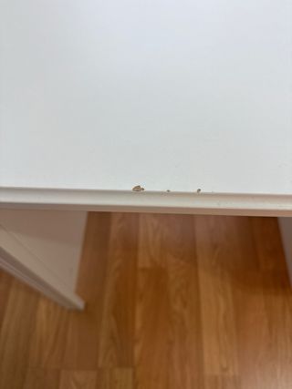 Escritorio blanco para estudiantes