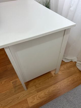 Escritorio blanco para estudiantes