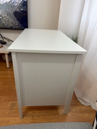 Escritorio blanco para estudiantes