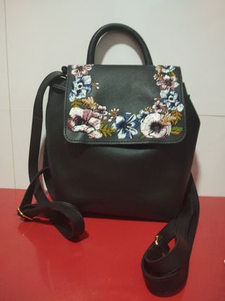 Bolso Mochila Negro Flores Bordadas