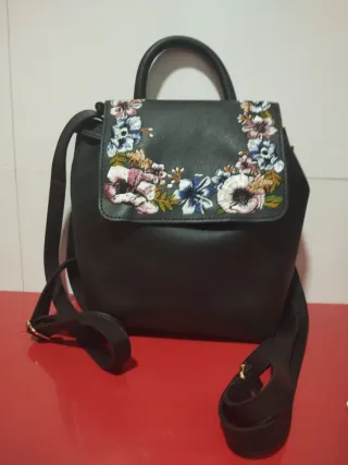 Bolso Mochila Negro Flores Bordadas