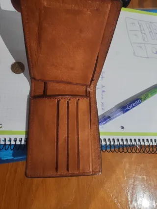 Cartera de piel beige y marrón