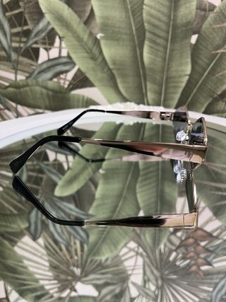 Occhiali da sole geometrici oro e neri