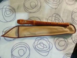 Flauta dulce de madera con funda