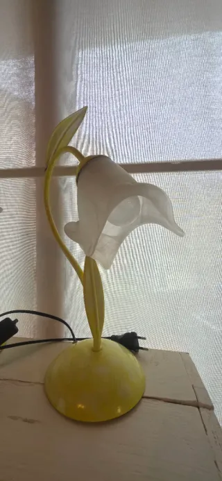 Lámparas de mesita flor blanca y amarilla