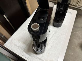 2 Cafeteras  de cápsulas negra 10 € cada una