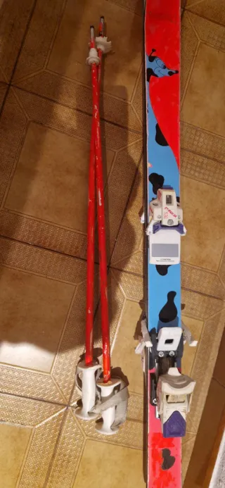Esquís y bastones infantiles