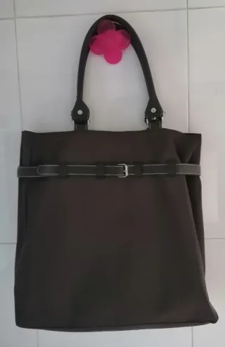 Bolso marrón con cinturón y hebilla