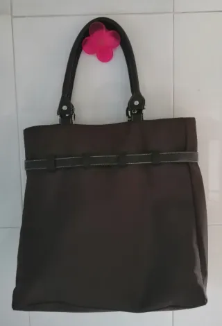 Bolso marrón con cinturón y hebilla