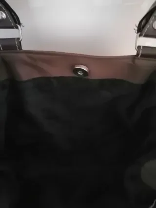 Bolso marrón con cinturón y hebilla