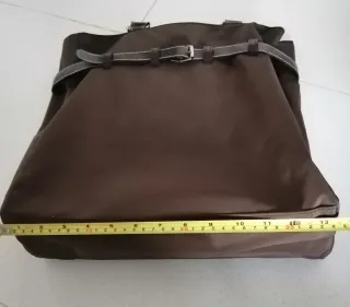 Bolso marrón con cinturón y hebilla