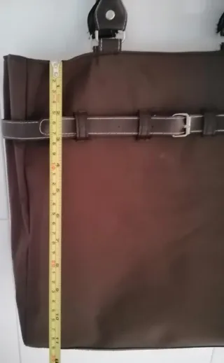 Bolso marrón con cinturón y hebilla