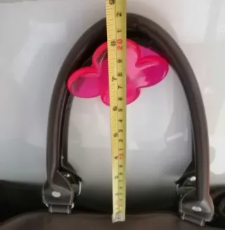 Bolso marrón con cinturón y hebilla