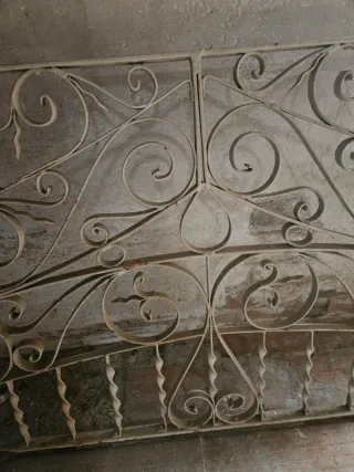 Reja de ventana retro trabajada hierro