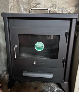 Chimenea de hierro negra