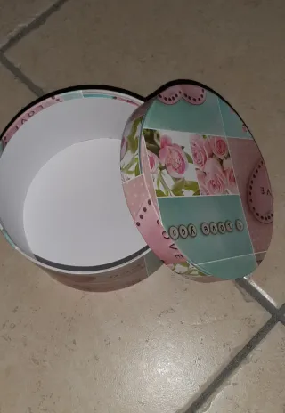 Scatola regalo rotonda decorata