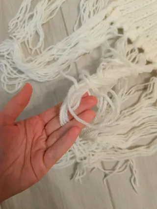 Bufanda de punto blanca con flecos