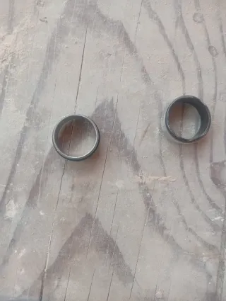 Anillos de acero plateado con diseño