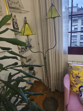 Lámpara de pie Tiffany verde y amarilla