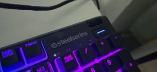 Set accessori gaming con tastiera, mouse e cuffie