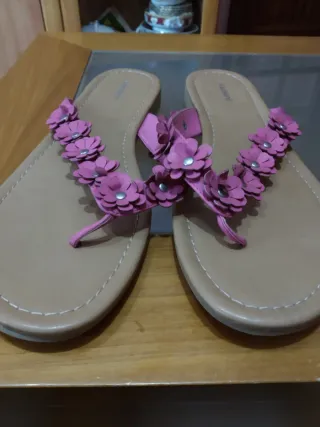 Sandalias planas con flores rosas