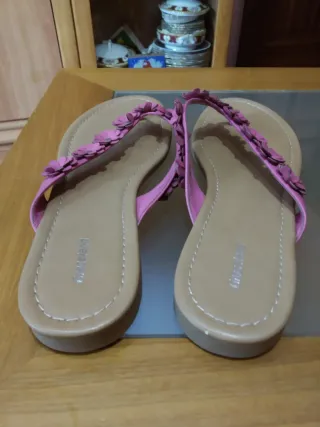Sandalias planas con flores rosas