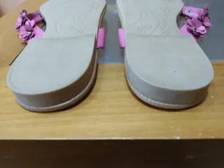 Sandalias planas con flores rosas