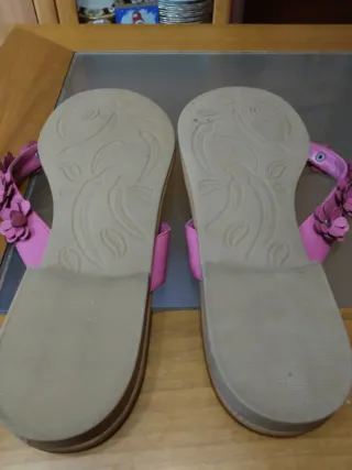 Sandalias planas con flores rosas