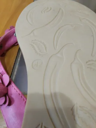 Sandalias planas con flores rosas