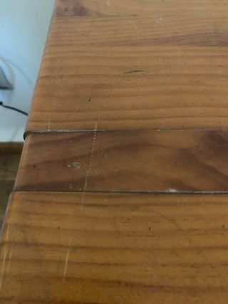 Escritorio de madera con cajones