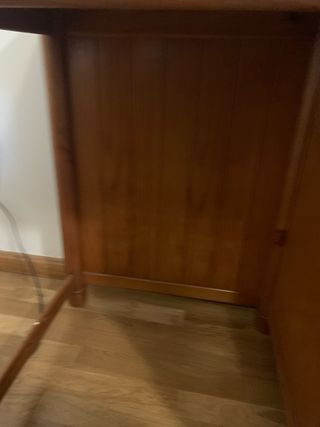 Escritorio de madera con cajones