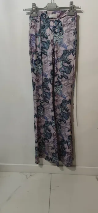 Pantalón campana estampado dragones