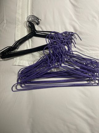 Perchas metálicas 15 negras y 25 moradas.