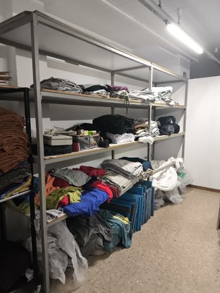 Estantería de hierro gris