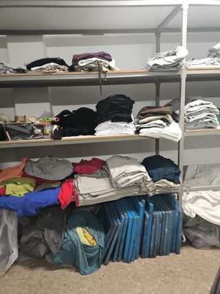 Estantería de hierro gris