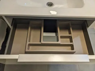 Lavabo de cerámica y metal