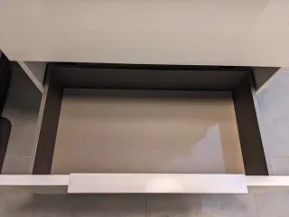 Lavabo de cerámica y metal