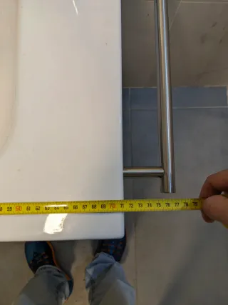 Lavabo de cerámica y metal