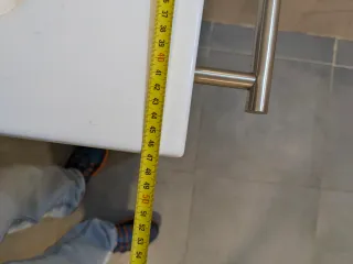 Lavabo de cerámica y metal