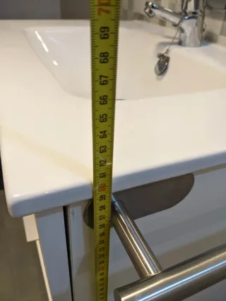 Lavabo de cerámica y metal