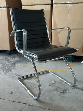 Silla de oficina negra y plateada