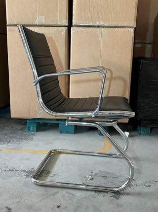 Silla de oficina negra y plateada