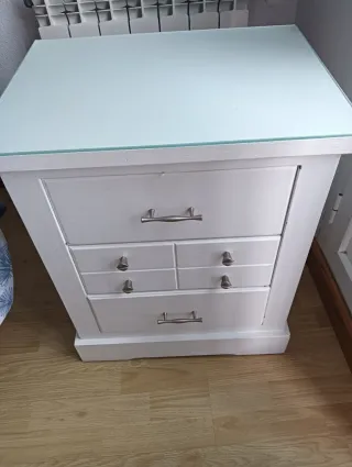 2 Mesitas de noche blancas