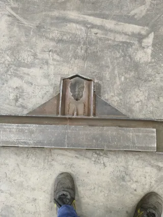 Balancín de elevación de cargas con grúa.