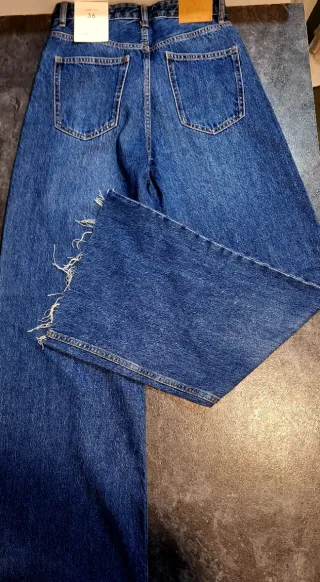 Pantalones vaqueros beige desgastados