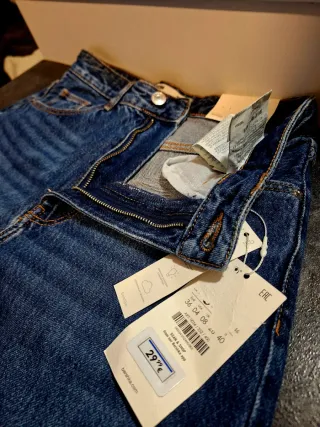 Pantalones vaqueros beige desgastados