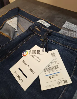 Pantalones vaqueros beige desgastados